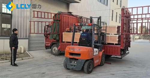雷力阀门碳钢法兰球阀发货装车.jpg