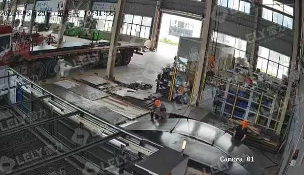雷力非标阀门车间又到一车新材料.jpg