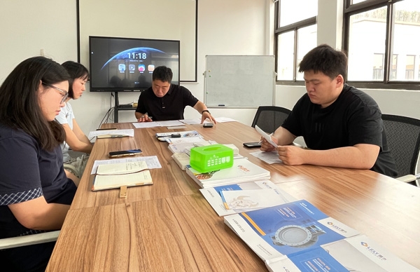 销售部开展业务沟通会议.jpg